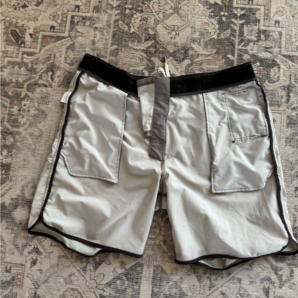 Vuori Board Shorts, Size 36 - Picture 12 of 15